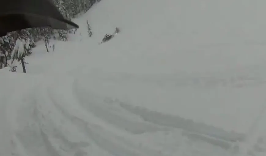 Un bărbat care se plimba cu snowmobilul, înghiţit de avalanşă