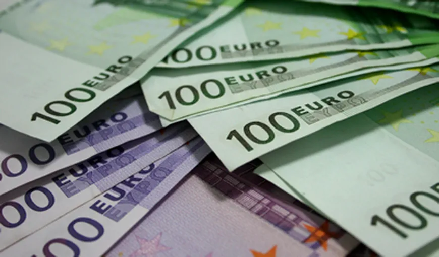 Euro scade faţă de dolar şi francul elveţian, din cauza crizei din Grecia