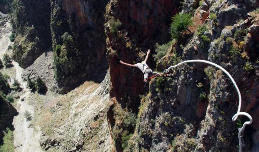 I s-a rupt coarda la o săritura de 100 de metri şi a supravieţuit – VIDEO