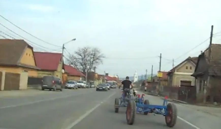 Cu căruţa trasă de bicicletă, pe drumurile patriei VIDEO