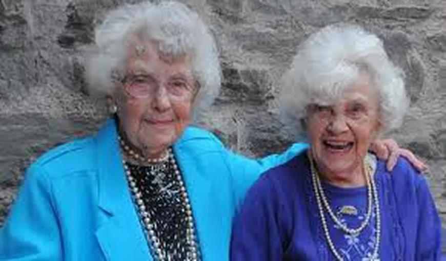 Cele mai bătrâne gemene din lume au împlinit 102 ani