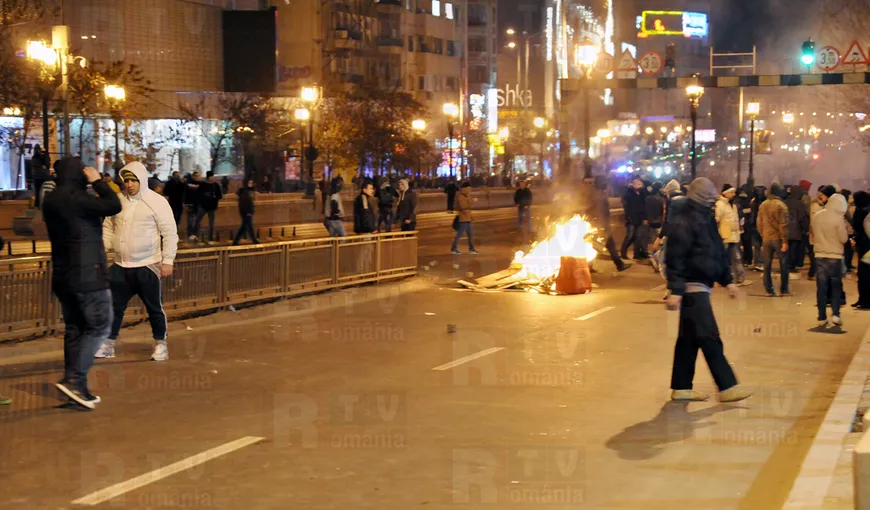 NOI IMAGINI ŞOCANTE. Protestatarii recalcitranţi, bătuţi de jandarmi VIDEO