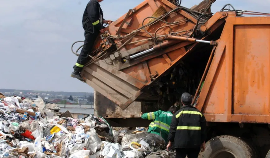 30 de maşini pline cu gunoi au fost blocate de lucrători la poarta rampei din Dâmboviţa
