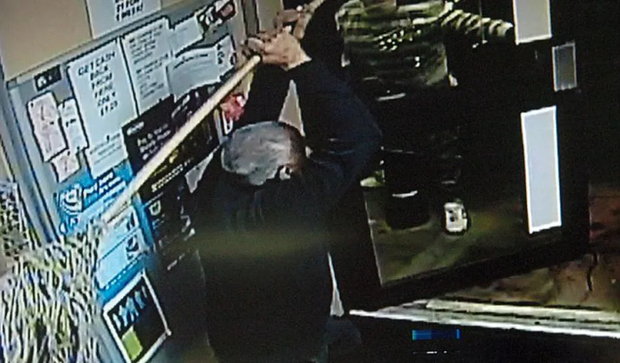 Un britanic a oprit hoţul cu…un mop, deşi infractorul avea o sabie – VIDEO