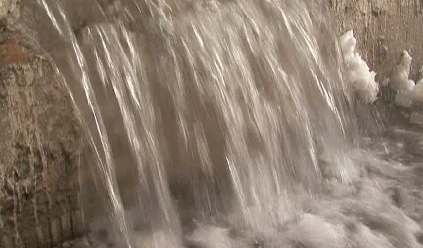 Ger de crapă ţevile. O conductă s-a spart şi a inundat o stradă din centrul Craiovei VIDEO
