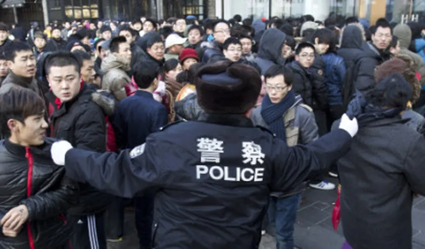 Chinezii au atacat cu ouă magazinul Apple din Beijing