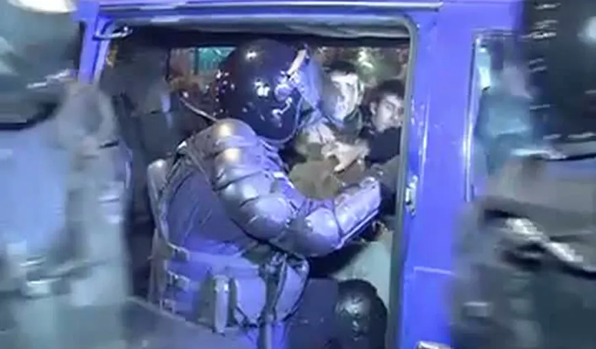 Mai mulţi protestatari au fost băgaţi în dube de către mascaţi în P-ţa Universtăţii