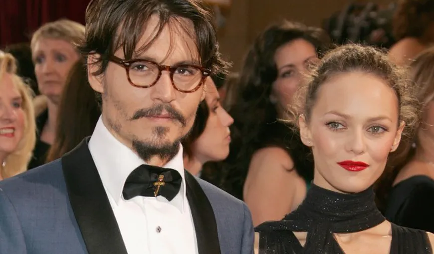 Vanessa Paradis nu se desparte de Johnny Depp. Se căsătoreşte cu el în fiecare an, de 15 ani