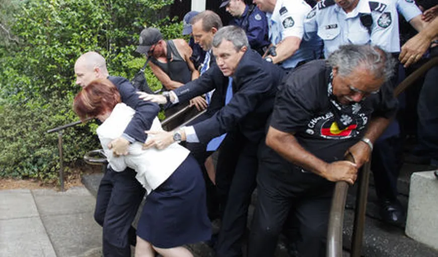 Australienii au scos la licitaţie pantoful pierdut de premier într-o altercaţie cu protestatarii