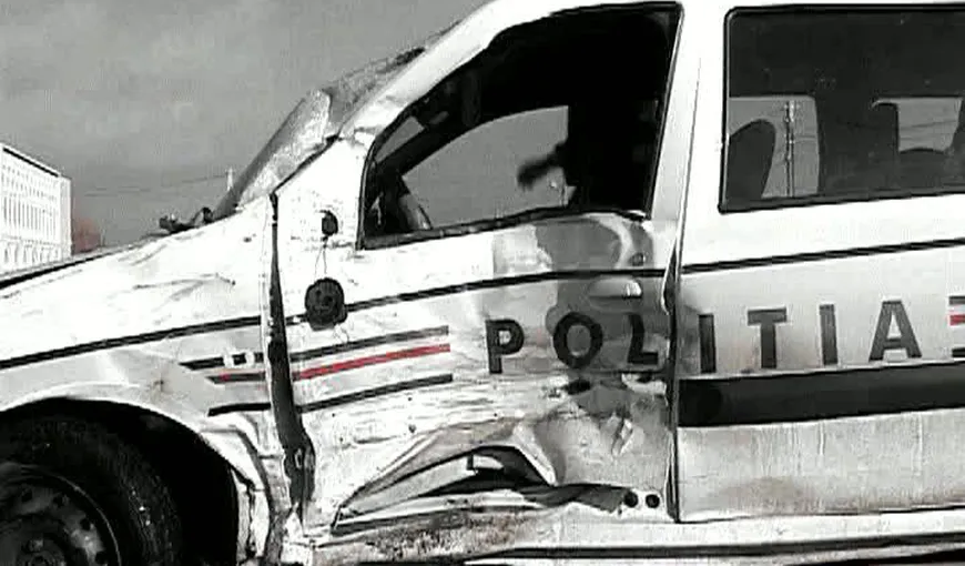 Un poliţist din Argeş a lovit trei maşini din cauza unei gropi