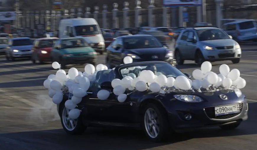 Melodie şi marş cu maşini „îmbrăcate” cu lenjerie de damă împotriva lui Putin VIDEO