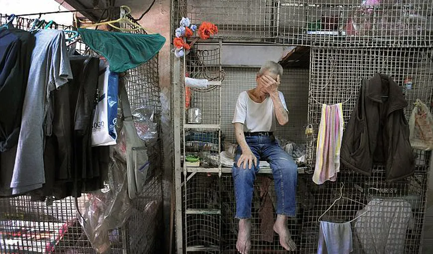 Şocant: Oamenii săraci trăiesc în cuşti la Hong Kong