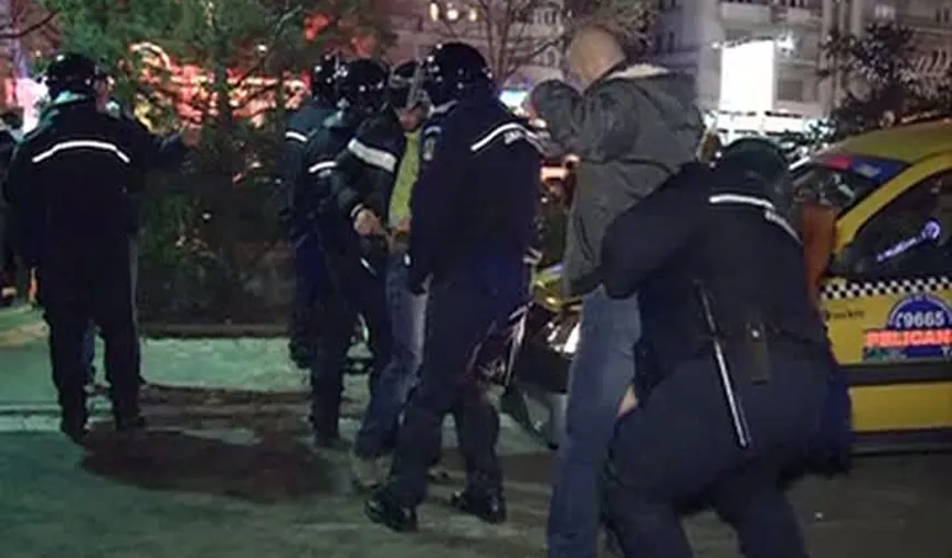 Protestatarii din Piaţa Universităţii au fost percheziţionaţi şi filmaţi de jandarmi VIDEO