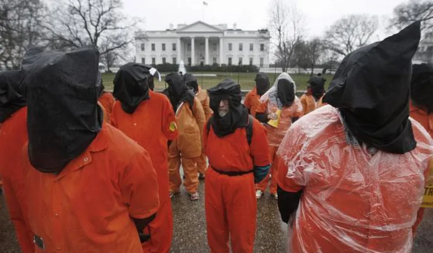 Proteste în costum de deţinuţi pentru închiderea lagărului de la Guantanamo
