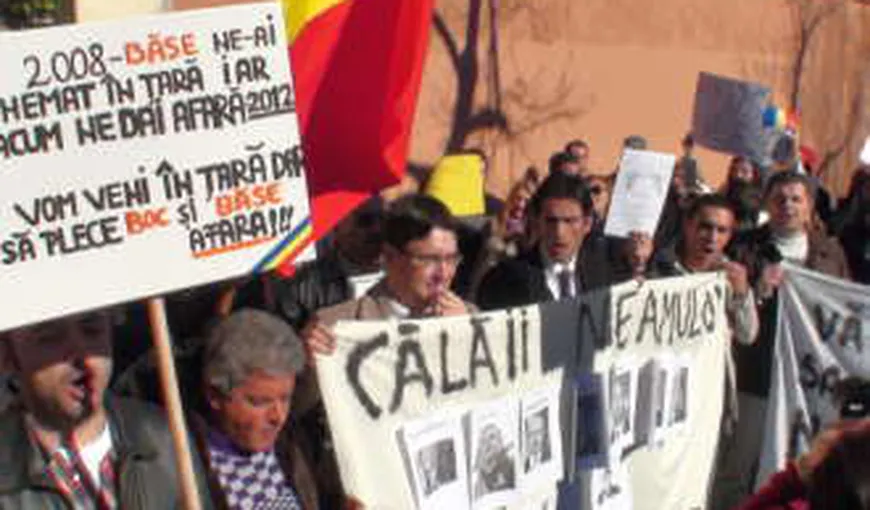 „Vă rugăm să ne scuzaţi nu trimitem cât furaţi”, este mesajul protestatarilor români din Spania
