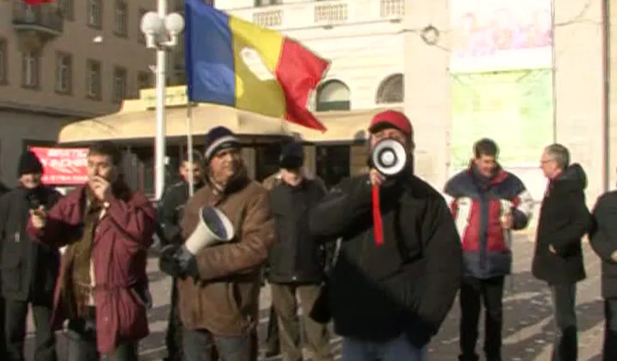 Un bătrân din Timişoara a strigat „Sus Băsescu” în mijlocul protestatarilor nervoşi