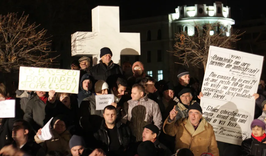 Protest la Cluj-Napoca: Manifestanţii scandează „Boc şi cu ai lui, ruşinea Clujului” VIDEO
