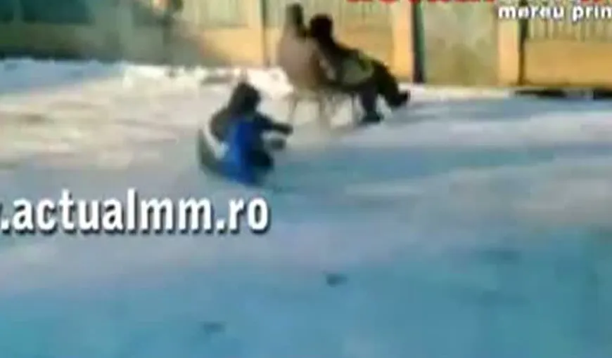Teribilism la saniuş: Trei tineri, la un pas de a se izbi de un stâlp din beton VIDEO