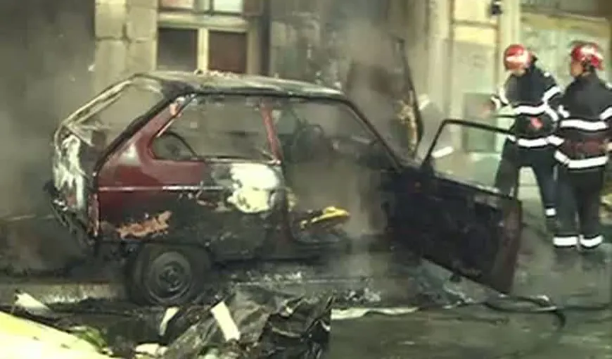 O maşină parcată pe o stradă din centrul Capitalei a ars în întregime VIDEO