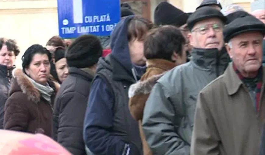 Sute de oameni stau la cozi interminabile pentru a plăti taxele în Sectorul 5 VIDEO