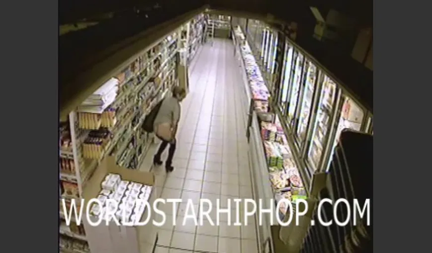 Habar n-a avut că e filmată! O femeie şi-a făcut nevoile între rafturile unui supermarket VIDEO