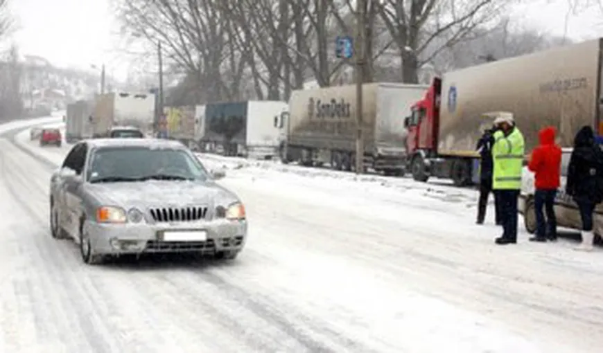 Cinci drumuri judeţene din Satu Mare sunt închise, zeci de maşini au rămas blocate în nămeţi