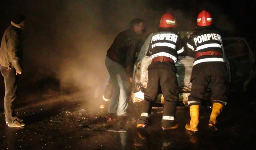 Maşină distrusă aproape complet într-un incendiu în Arad