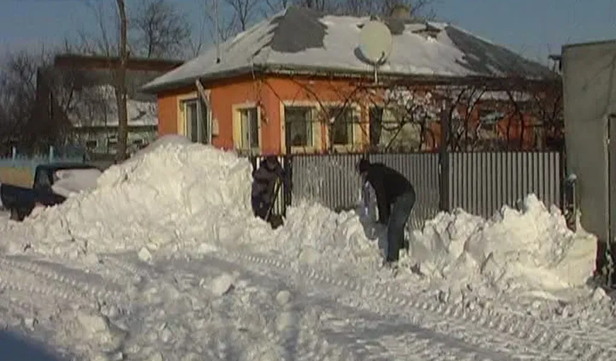 7.000 de persoane sunt izolate în Buzău din cauza troienelor cât casa VIDEO