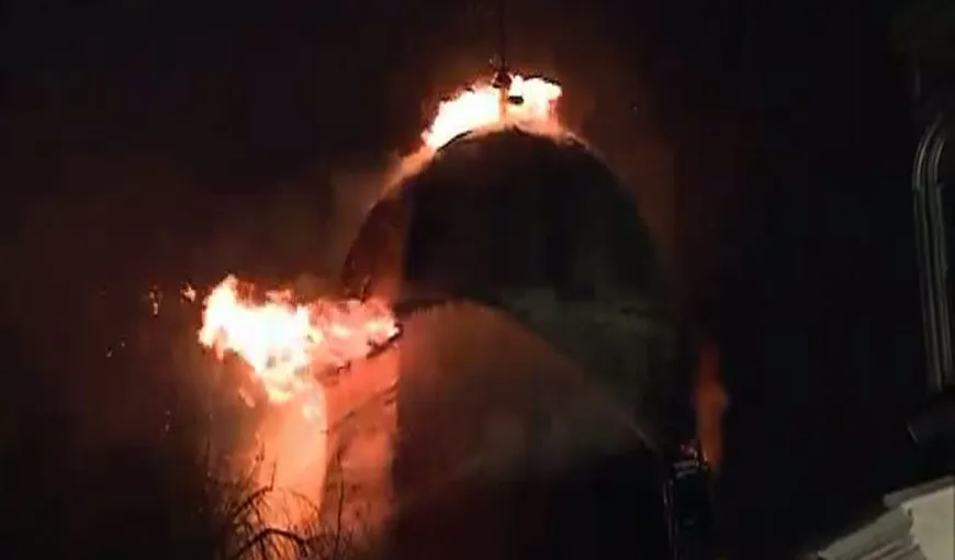 Biserica Sfântul Pantelimon, mistuită de flăcări. Turla s-a prăbuşit VIDEO