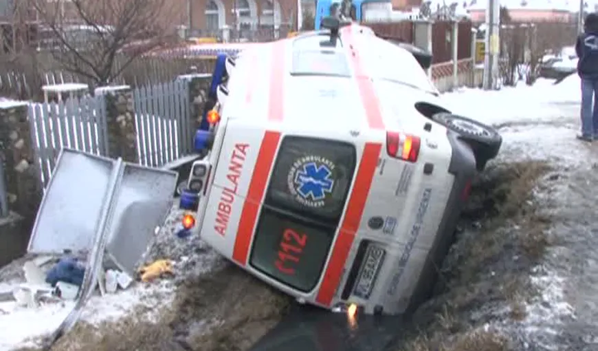 O ambulanţă s-a răsturnat în Râmnicu-Vâlcea VIDEO