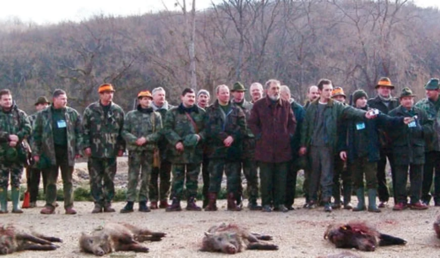 Vânătoare cu vedete şi proteste la Balc. Ţiriac, acuzat că „omoară animalele dintr-o fermă” VIDEO