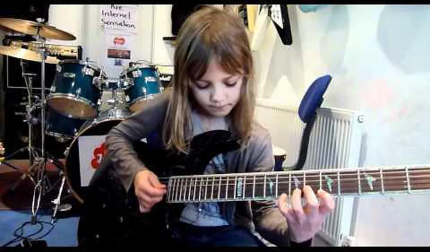 O fetiţă de 8 ani face senzaţie pe internet. A uimit fanii rock-ului din toată lumea – VIDEO