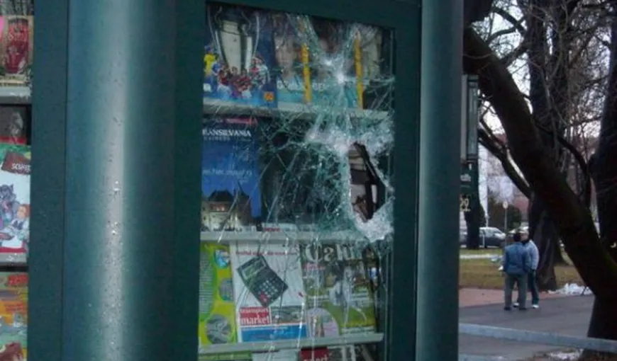 Focuri de armă în Craiova. Trei hoţi, care încercau să spargă un chioşc de ziare, au fost prinşi