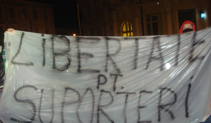 Sute de suporteri ai echipelor de fotbal au protestat la Sibiu VIDEO