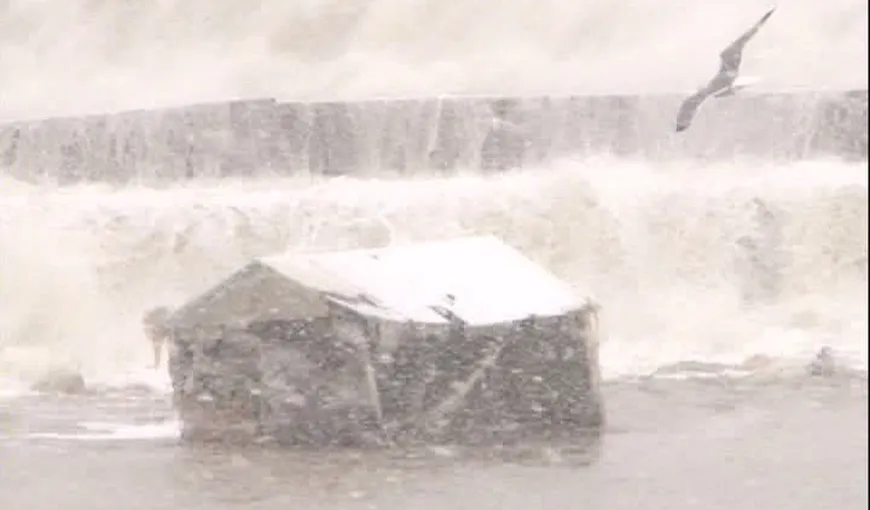 Valurile au făcut prăpăd pe plaja din 2 Mai VIDEO