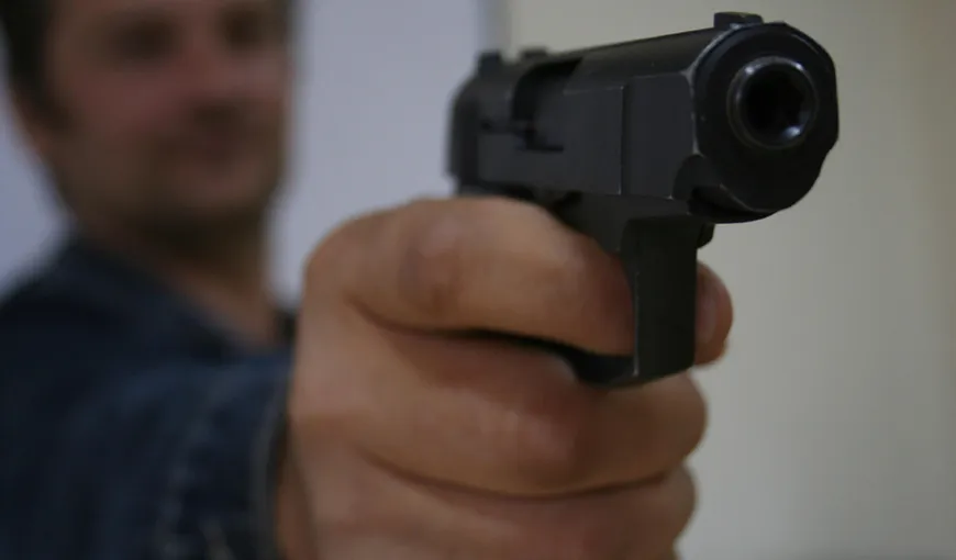 Un tânăr a dat poliţia în judecată pentru că nu l-a lăsat să-şi ia pistol