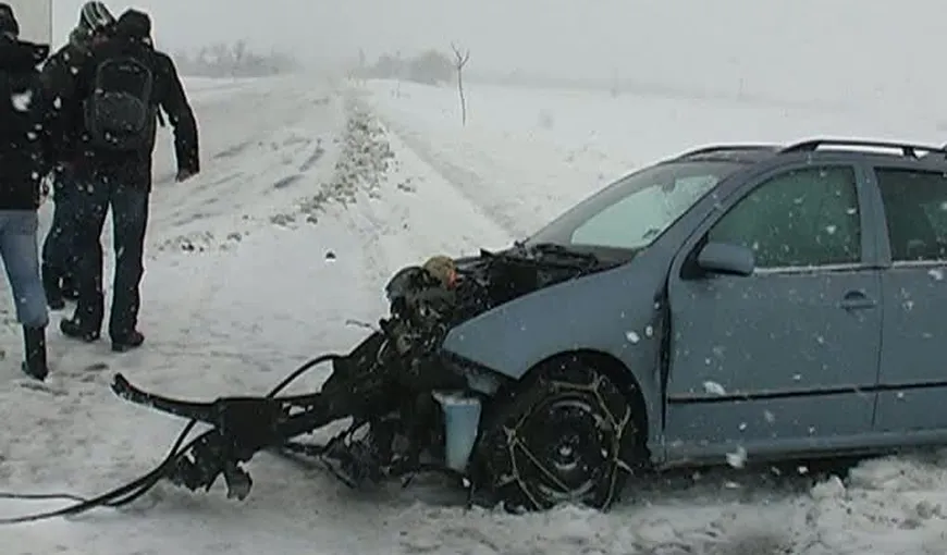 Accident pe E85 din cauza zăpezii: Un şofer a intrat cu maşina într-un tir VIDEO