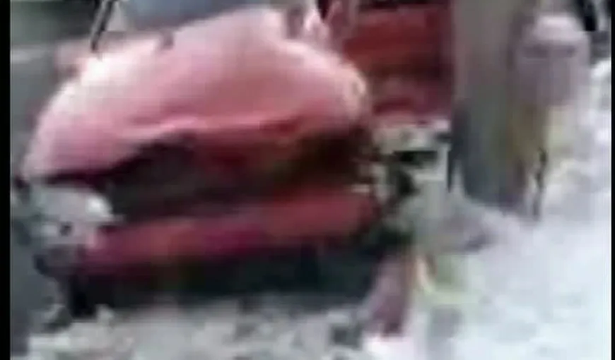 Suceava: O ambulanţă, lovită în plin de o şoferiţă începătoare VIDEO