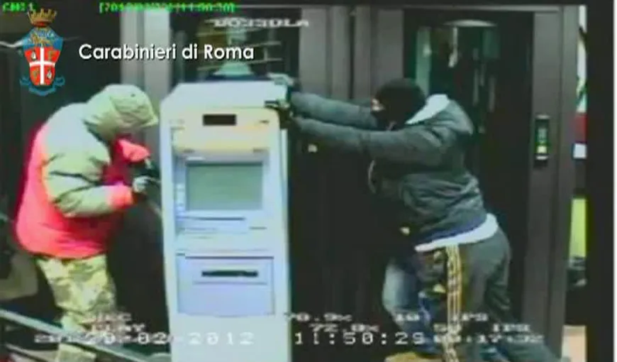 Jaf la o bancă din Roma: hoţii au smuls bancomatul şi au vrut să fugă cu el VIDEO