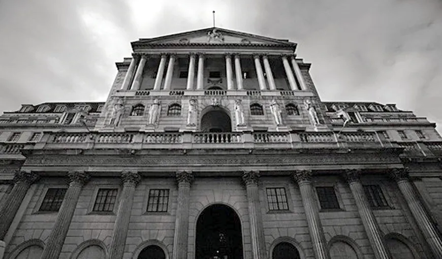 Banca Angliei creşte cu 50 de miliarde de lire sterline programul de injecţie de lichiditate