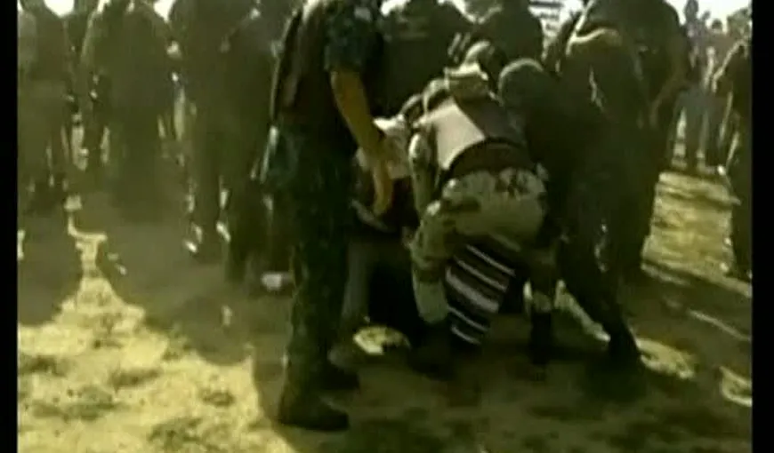 Poliţiştii se bat cu militarii pe străzile din Brazilia VIDEO