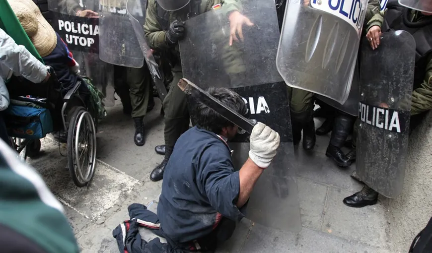 Persoanele cu handicap locomotor s-au luat la bătaie cu poliţiştii în Bolivia VIDEO