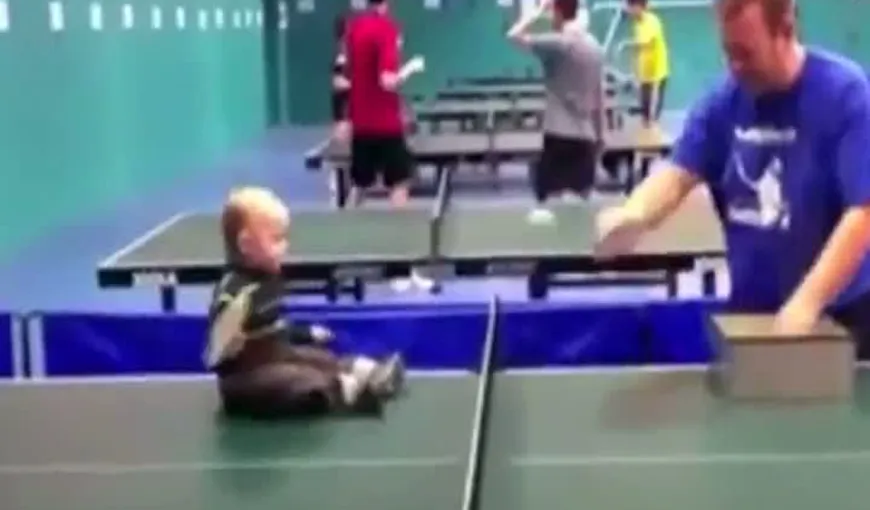 Un bebeluş de doar câteva luni joacă tenis de masă VIDEO