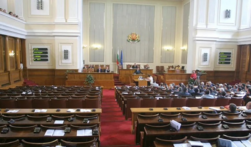 În timp de criză, parlamentarii bulgari îşi umflă pe şest salariile