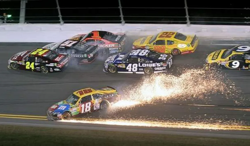 Maşini de foc pe circuit. Două caramboluri spectaculoase, în NASCAR VIDEO