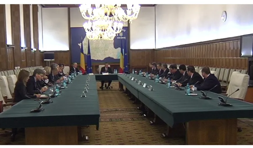 Prima şedinţă a Guvernului Ungureanu. Fostul premier Boc a venit să-i predea ştafeta