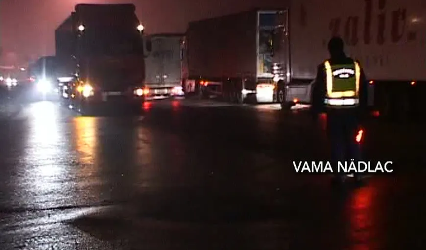 Sute de camioane şi TIR-uri au format cozi de zeci de kilometri în vămile Nădlac şi Borş VIDEO