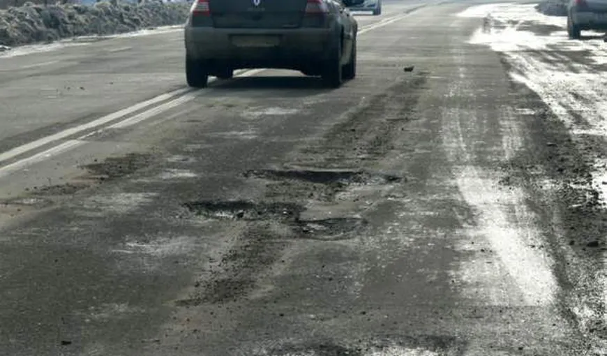 Topirea zăpezii a lăsat în urmă cratere pe străzile din Sibiu