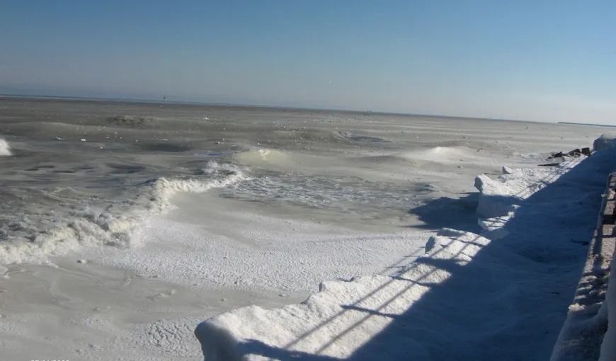 Convoi de barje blocat în gheaţă pe Canalul Dunăre-Marea Neagră
