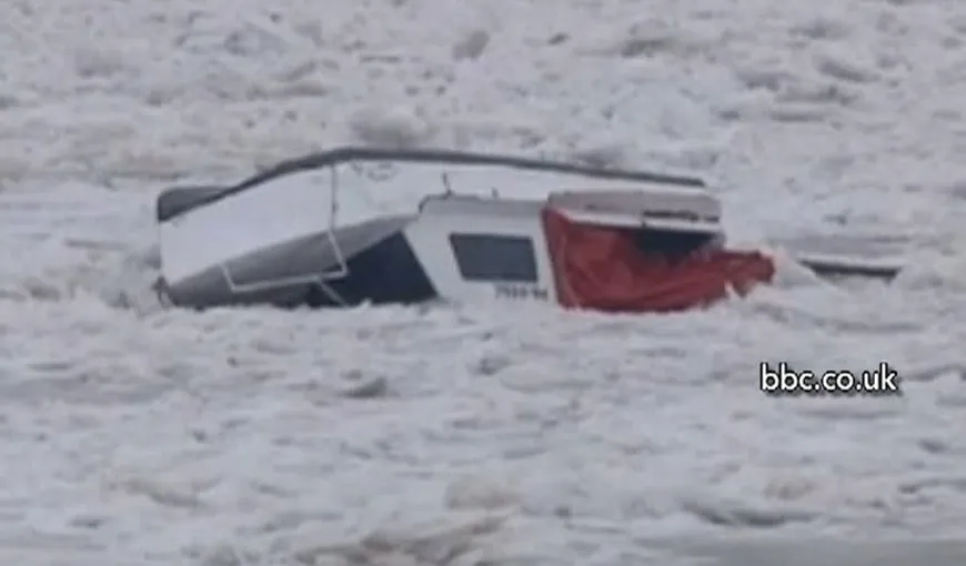 Ambarcaţiuni distruse pe Dunăre, din cauza spargerii gheţii VIDEO